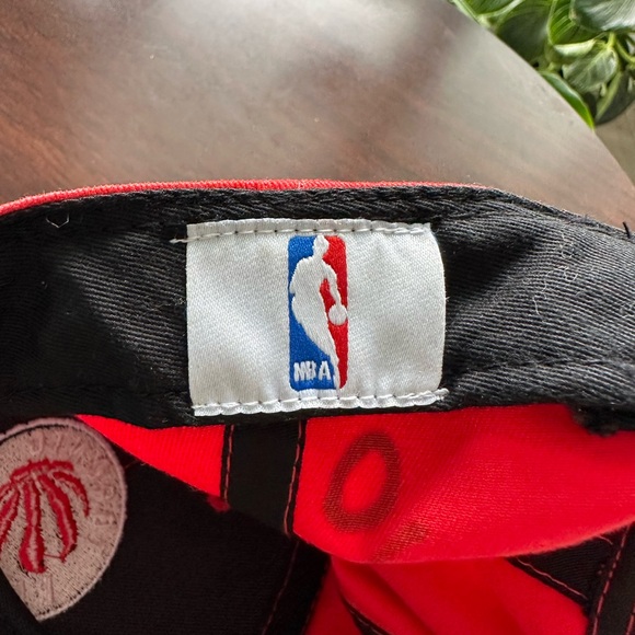 🧢NBA Toronto Raptors Red and Black Cap - Picture 3 of 8
